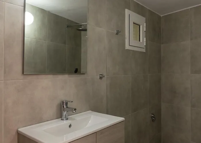 アパート Summer Provatas